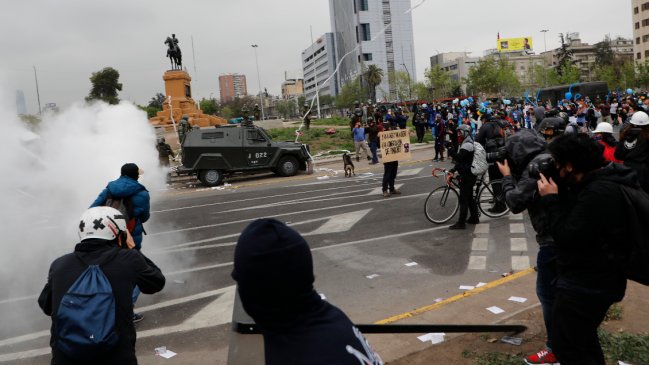 Enfrentamientos en nuevas manifestaciones en Plaza Baquedano