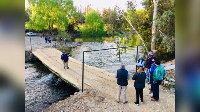 Vecinos construyen improvisado puente para conectar sectores rurales de Linares y Villa Alegre