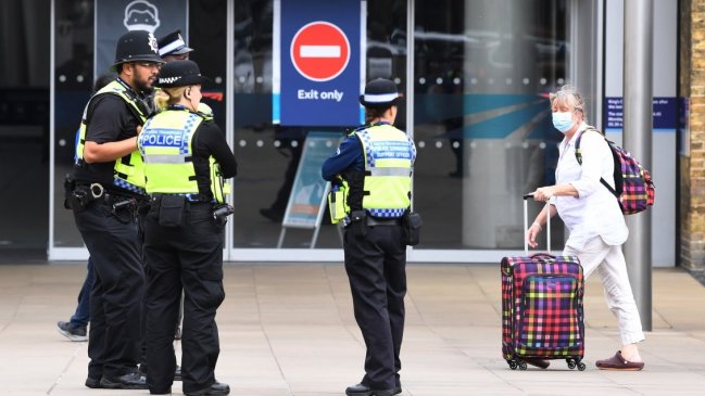 Inglaterra empieza a cobrar millonarias multas por incumplir cuarentena