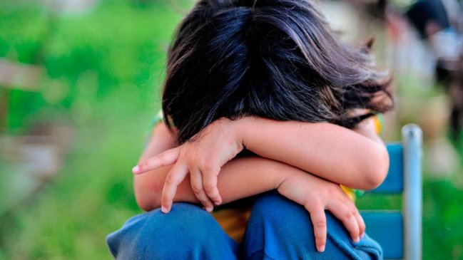 Una madre es denunciada por hacer comer al hijo las heces de la hermana