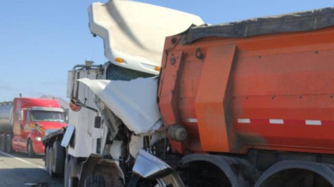 Colisión por alcance entre camiones dejó un lesionado en Mejillones