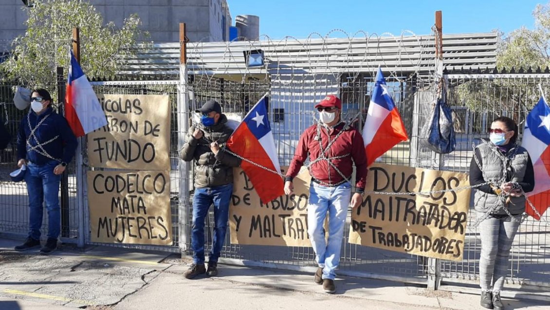 Dirigentes sindicales de Codelco Chuquicamata se encadenaron a edificio corporativo en Calama
