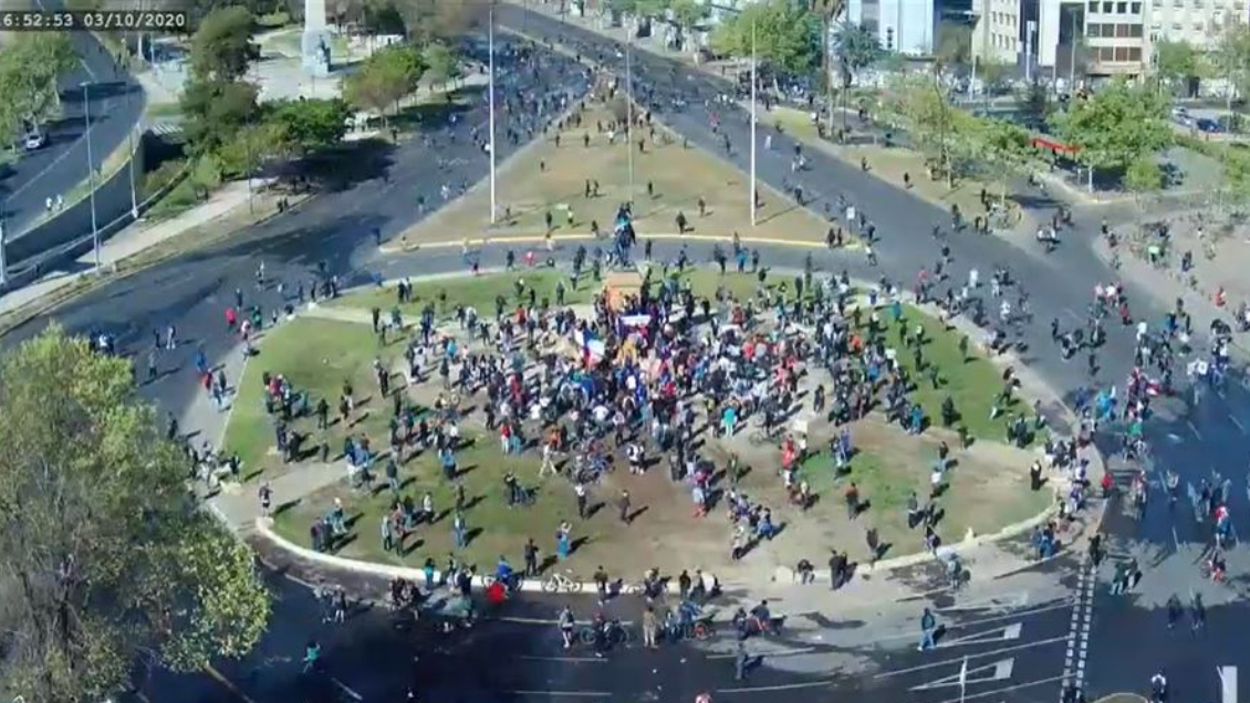 Después de meses, manifestantes vuelven a tomarse el monumento de Plaza Baquedano