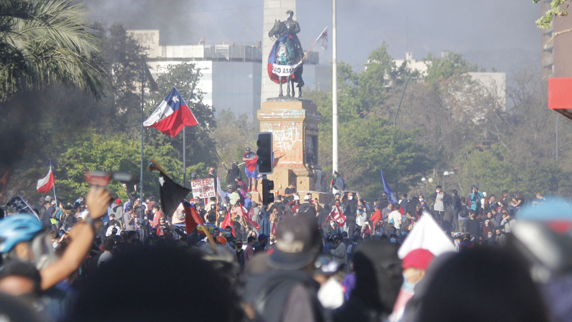 Después de meses, manifestantes volvieron a ocupar el monumento de Plaza Baquedano