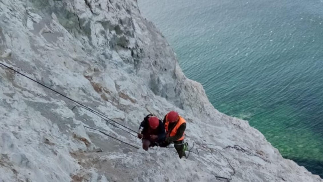 Dos personas fueron rescatadas desde acantilado en Mejillones