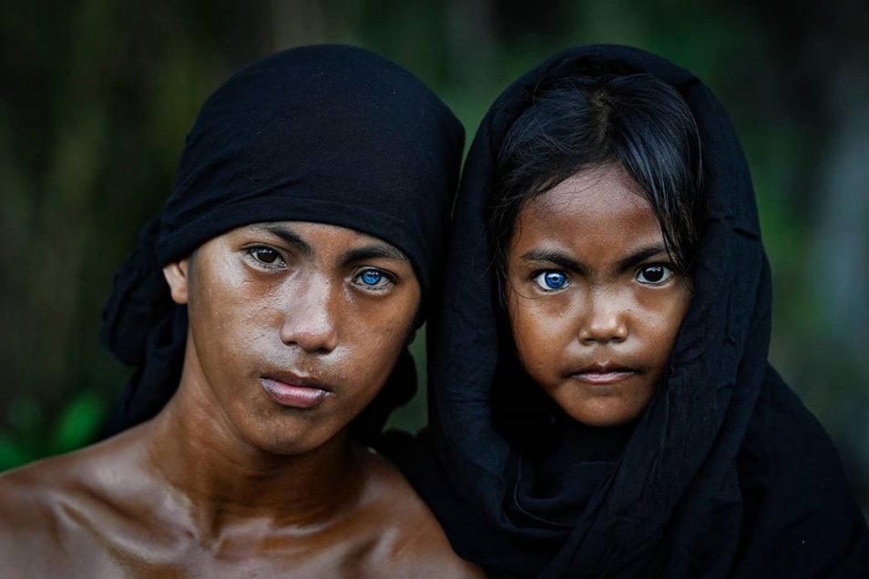 ojos azules brillantes