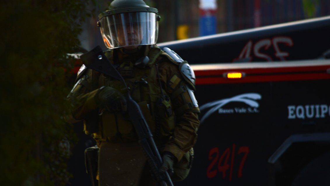 Tres carabineros fueron detenidos acusados de tortura durante las protestas del año pasado