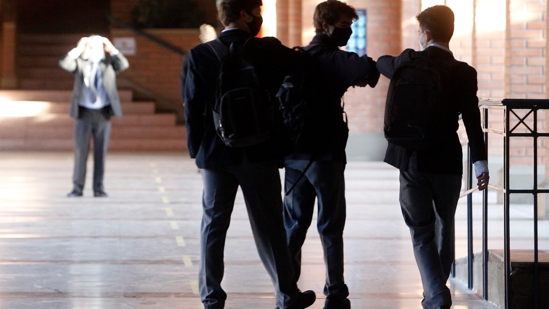 Diputado de RN pide que sólo los cuartos medios regresen a clases presenciales