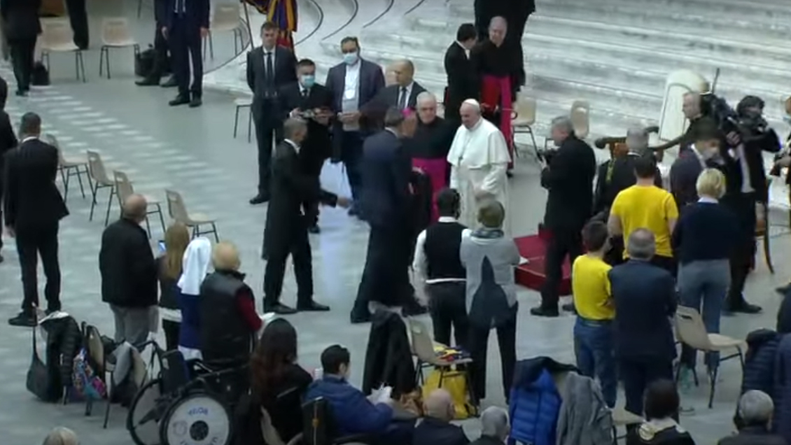 El papa encabezó masiva audiencia general sin mascarilla a pesar de la obligatoriedad