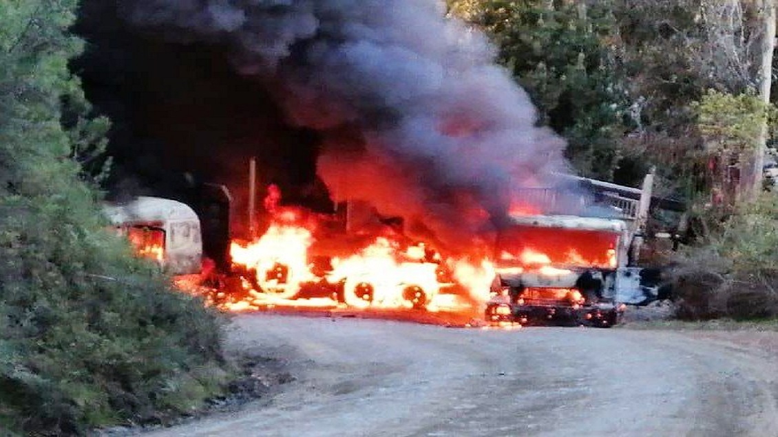 Ataque incendiario afectó a seis camiones y dos grúas de un predio en Contulmo