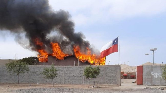 Antofagasta: Incendio destruyó una bodega y una vivienda en parcela de Altos La Portada