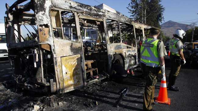 Dos buses fueron quemados en medio de incidentes en Santiago