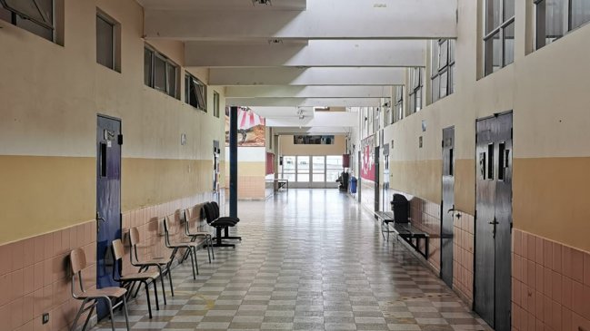 Dos colegios y un instituto de Los Ángeles retomaron las clases este martes