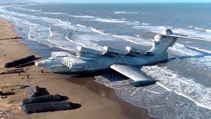 Impresionante aeronave rusa híbrida entre buque y avión está abandonada a orillas del mar Caspio