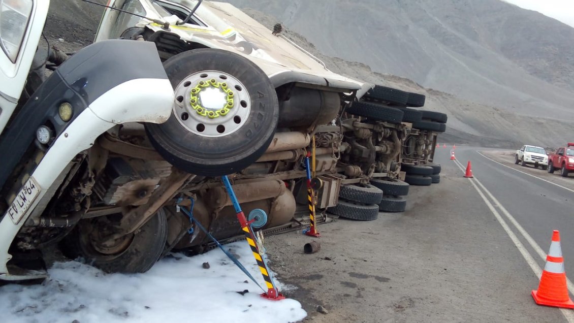 Tocopilla: Un lesionado dejó volcamiento de camión en Playa Ramaditas