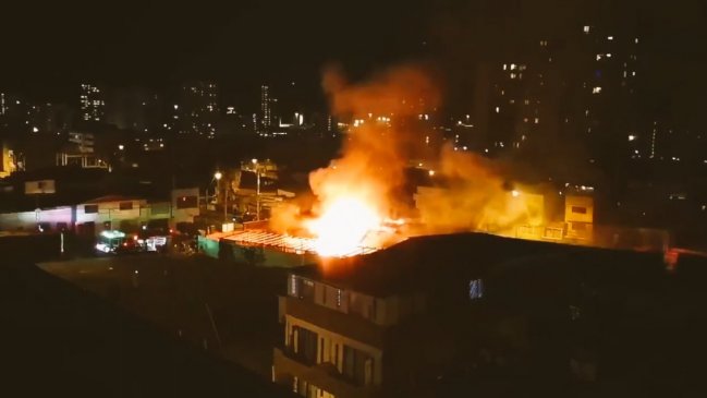 Incendio destruye al menos cinco casas patrimoniales en Antofagasta