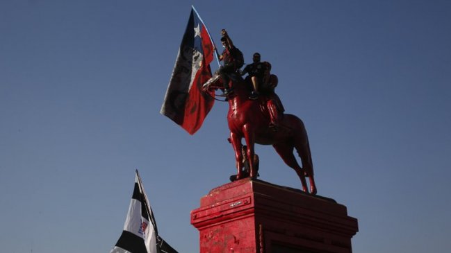 Vocero Bellolio: Trasladar la estatua del general Baquedano sería rendirnos frente al vandalismo