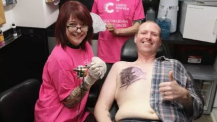   Hombre se tatuó sostén en el pecho para recaudar fondos contra cáncer de mama 