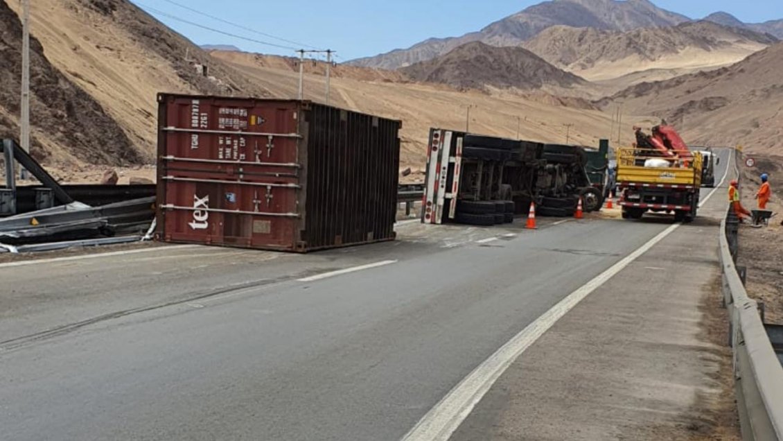 Camión volcó en cercanías del Puente El Jote, en Antofagasta