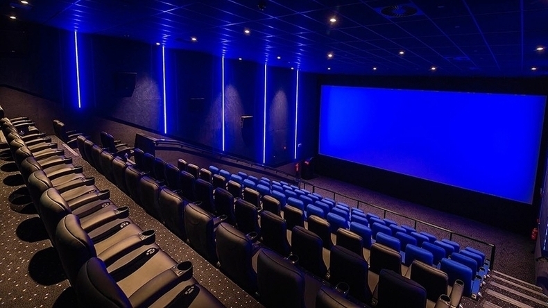 Cines y teatros de comunas en fase 4 podrán funcionar con el 50% de su aforo