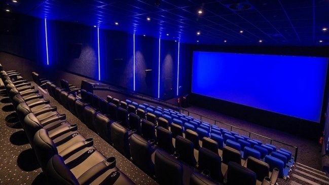 Cines y teatros de comunas en fase 4 podrán funcionar con el 50% de su aforo