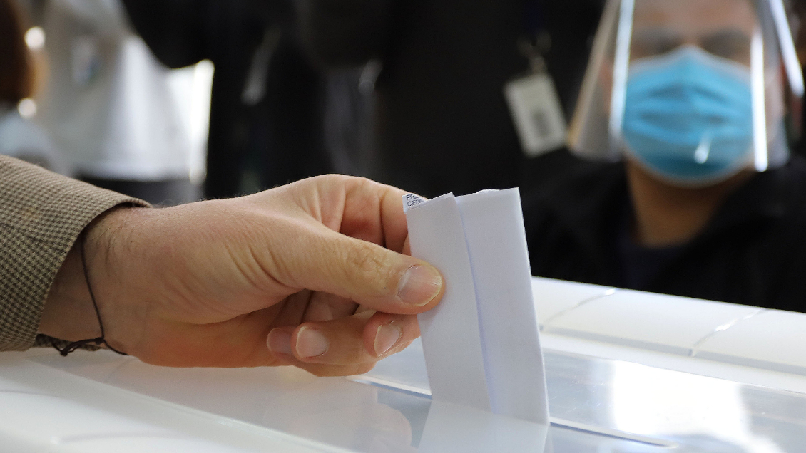 Colegio Médico pide a personas con Covid-19 no participar en el Plebiscito