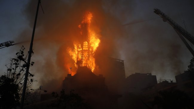 Carabineros: Primeros peritajes advierten nivel de planificación en quema de iglesias