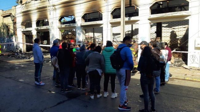Autoridades comprometieron ayuda a locatarios damnificados tras incendio en galería de Talca