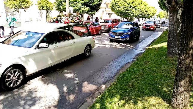 Funeral pasó tocando bocinas por fuera de los locales de votación en Talca