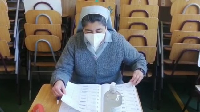 Religiosa llegó a primera hora y se ofreció como vocal de mesa en Concepción