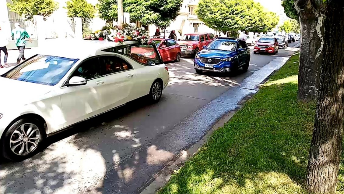 Funeral pasó tocando bocinas por fuera de los locales de votación en Talca