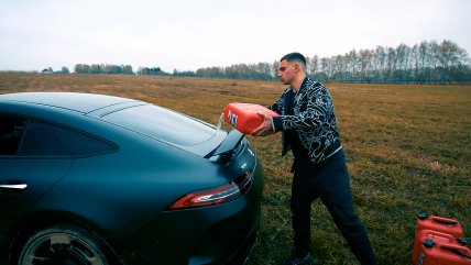 Youtuber quemó su auto de lujo valorado en 130 millones de pesos porque lo decepcionó