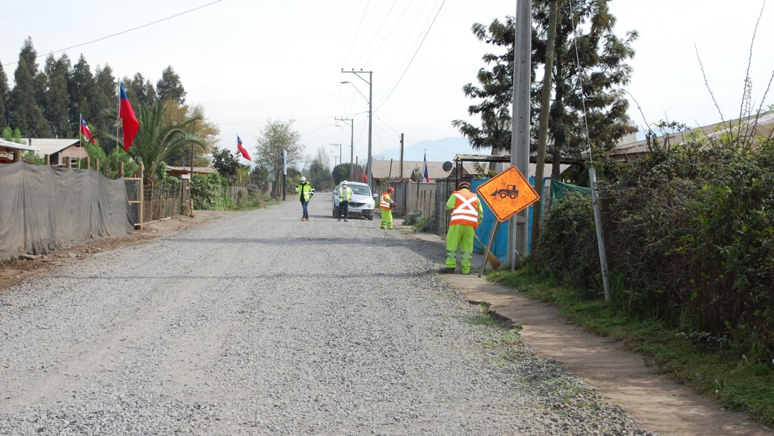 Inspeccionan obras de pavimentación en caminos de Chépica