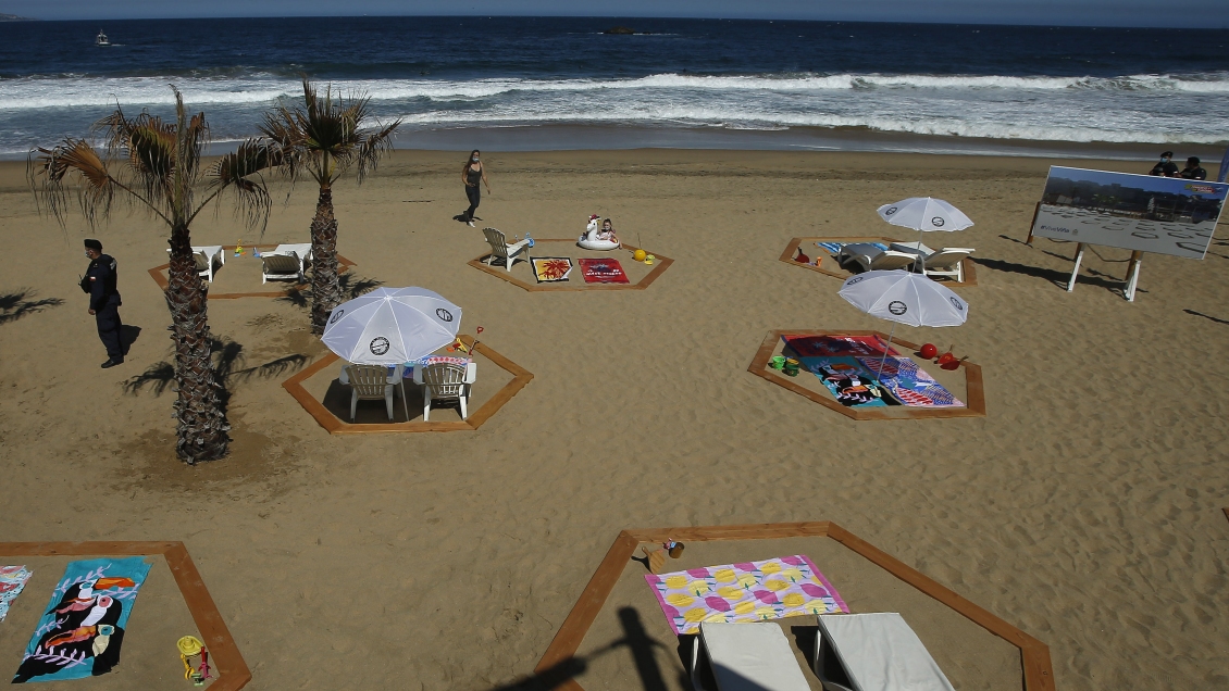 Mar, arena, mascarilla y distancia física: Así se vivirá este verano en las playas