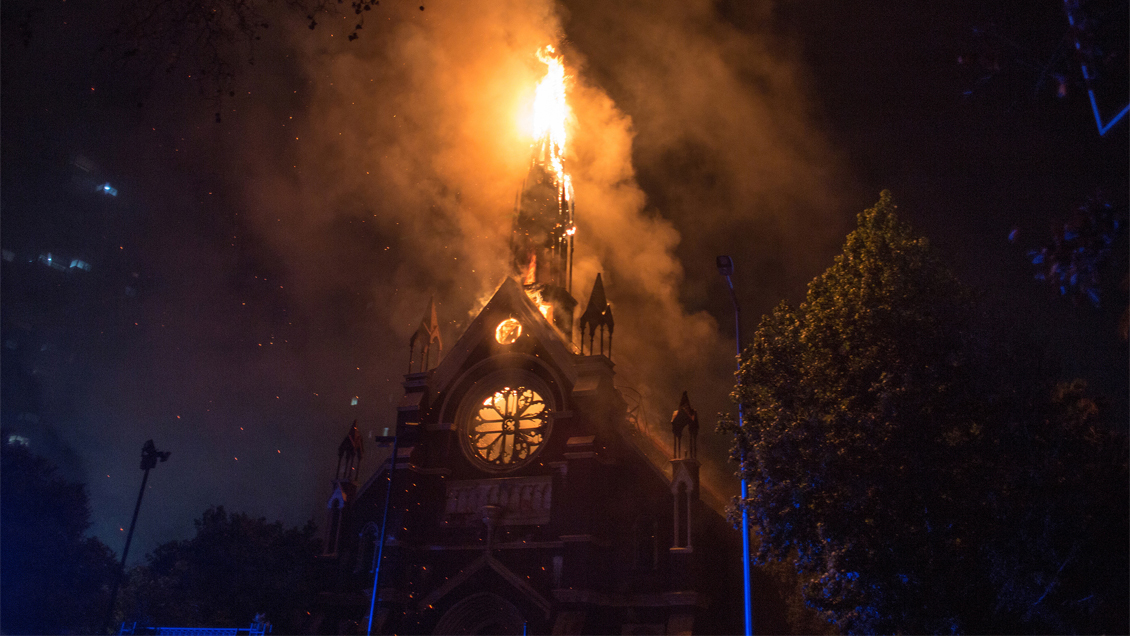 Declaran admisible querella de la Comisión Chilena de DDHH contra marino por quema de iglesia el 18-O