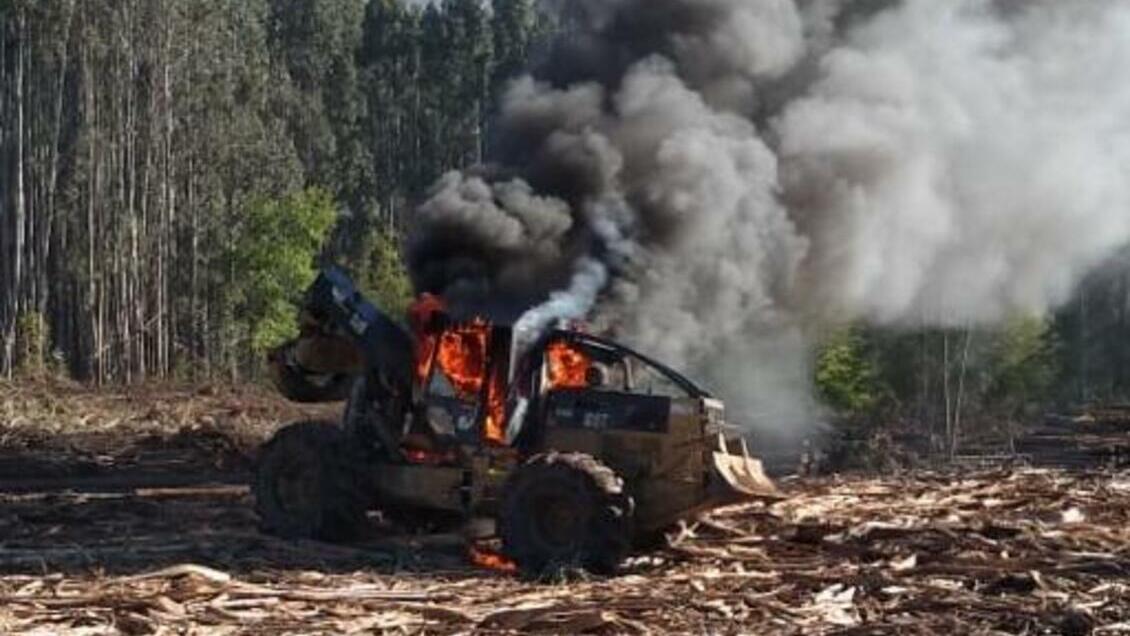 La Araucanía: Siete máquinas y dos camiones fueron quemados en Cunco