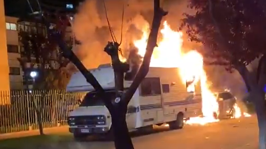 Dos detenidos por incendiar camioneta y casa rodante en Viña del Mar