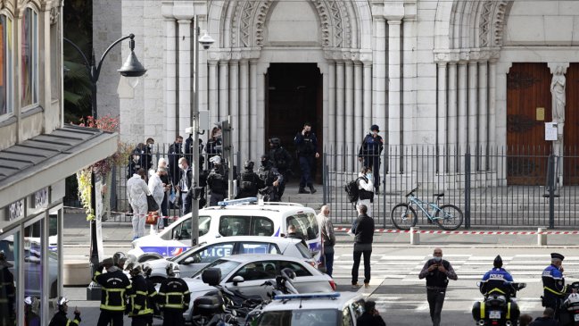 Tres muertos en un ataque con arma blanca en una iglesia en Niza: Una víctima fue decapitada