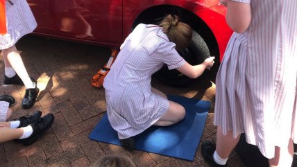   Colegio enseña a alumnas a reparar autos y cambiar neumáticos para 