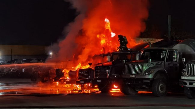 Incendio dejó cinco camiones quemados en empresa de cementos en Renca