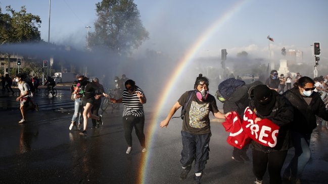 Enfrentamientos con Carabineros marcan nueva manifestación en Plaza Baquedano