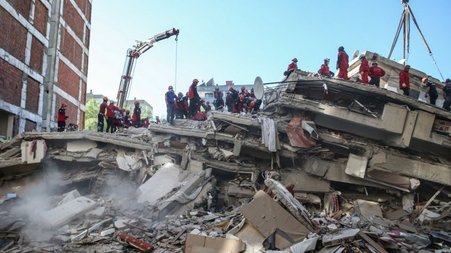 Terremoto dejó al menos 41 muertos y Turquía teme un centenar más bajo los escombros