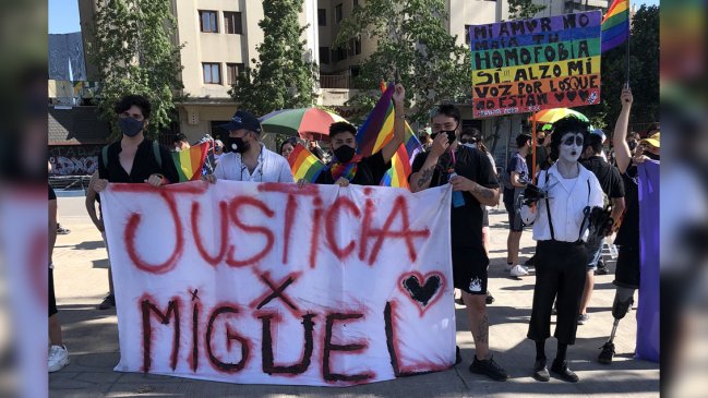 Activistas LGBT se manifestaron en sector de Plaza Baquedano para exigir justicia por joven estilista asesinado
