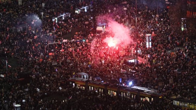 Nueva jornada de multitudinarias protestas mantiene presión en Polonia tras limitación al aborto