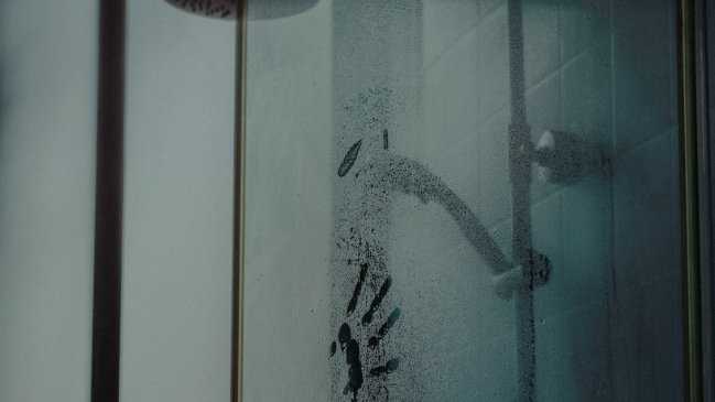 Alergia al frío: Un hombre casi muere al salir de ducha caliente