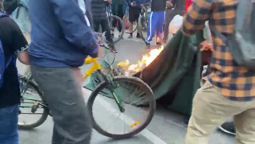 Detienen a tres sujetos imputados por sustraer y quemar bandera de comisaría de Carabineros