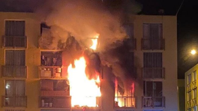 Incendio en edificio dejó tres departamentos afectados en Mejillones