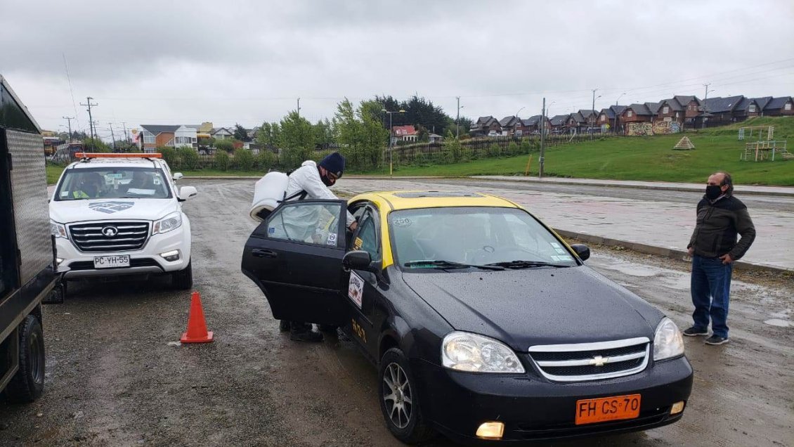Taxis y colectivos de Punta Arenas fueron sanitizados gratuitamente
