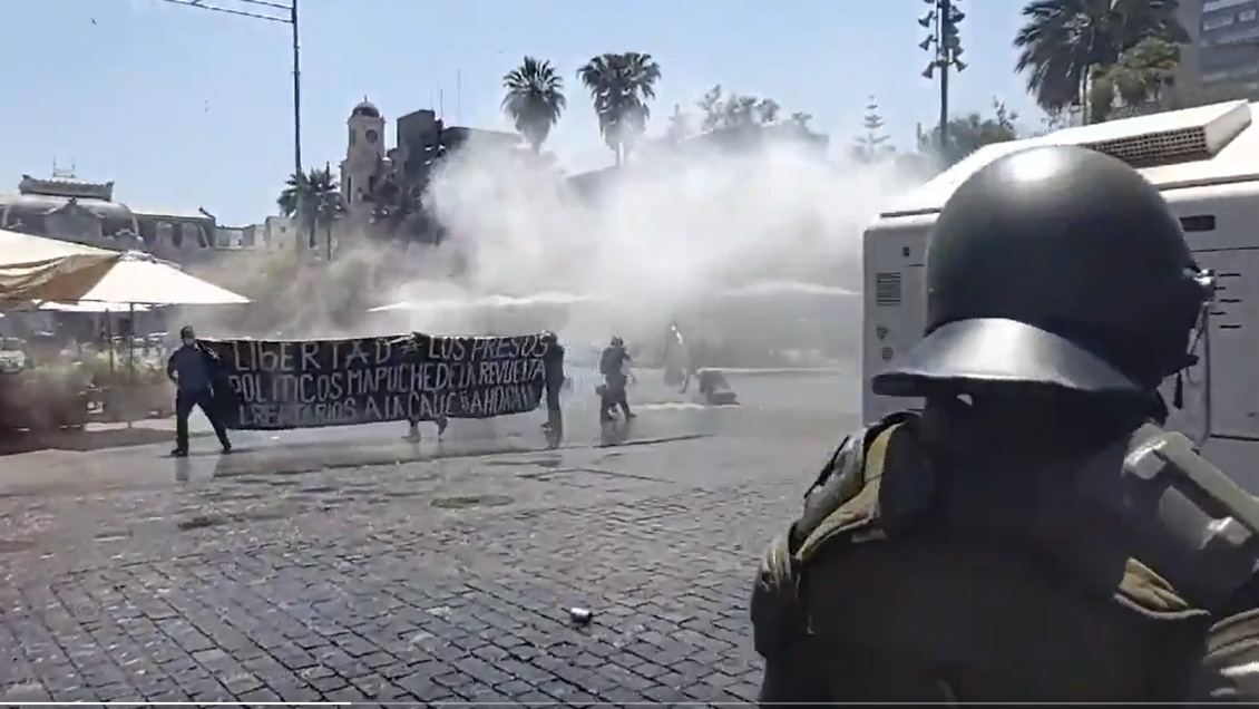 Incidentes en Plaza de Armas en protesta que exige la libertad de los detenidos en el estallido social