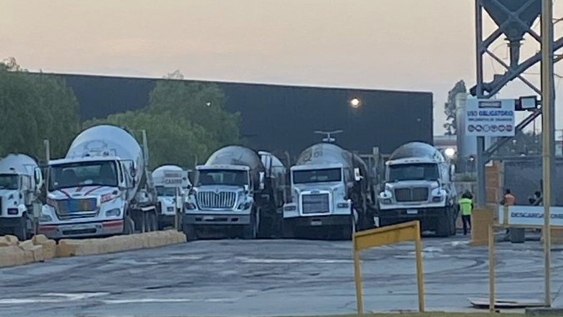 Seis camiones resultaron quemados en empresa de hormigones en Quilicura